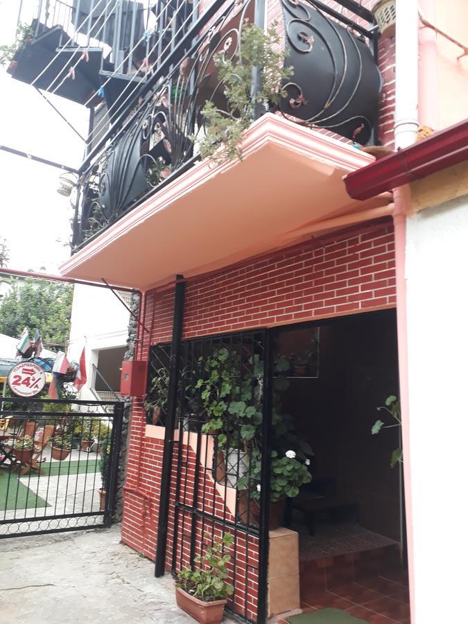 Guest House Nino Batumi Exteriér fotografie